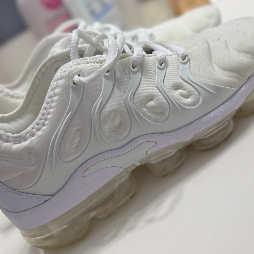 All-White Athletic Sneakers - Minimal Design AIR VAPORMAX PLUS - Picture 3 of 8